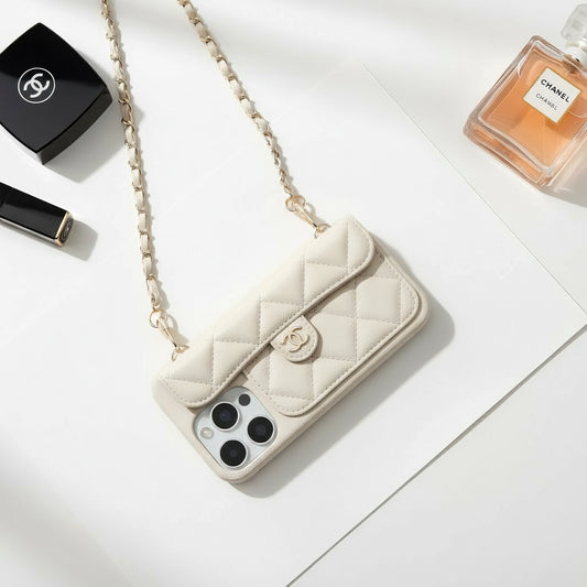 coque sac style chanel blanche matelassée avec chaîne dorée photo lifestyle