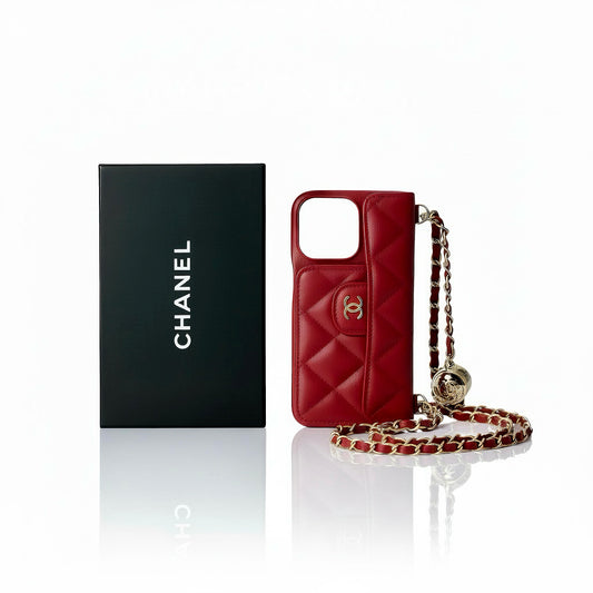 coque rouge matelassée style luxe en coffret noir avec chaîne dorée amovible