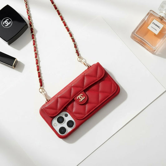 coque sac matelassée rouge style luxe avec chaîne dorée photo lifestyle