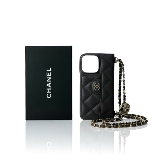 coque noire matelassée en coffret noir avec chaîne dorée amovible