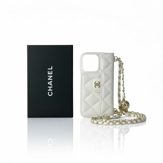 coque style chanel blanche matelassée en coffret noir avec chaîne dorée amovible