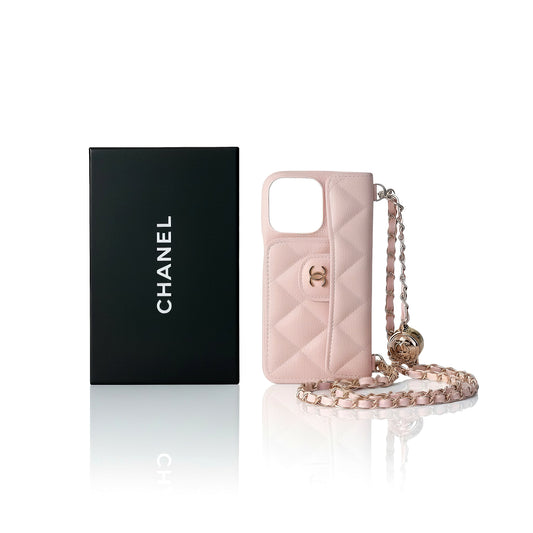 coque rose poudré matelassée en coffret noir avec chaîne dorée amovible