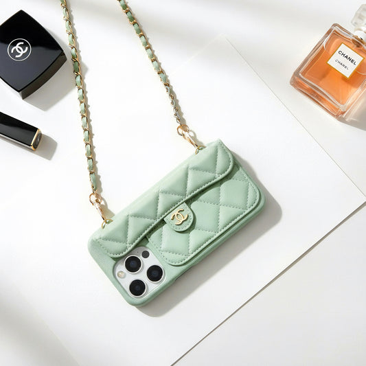 coque sac matelassée vert menthe style luxe avec chaîne dorée photo lifestyle