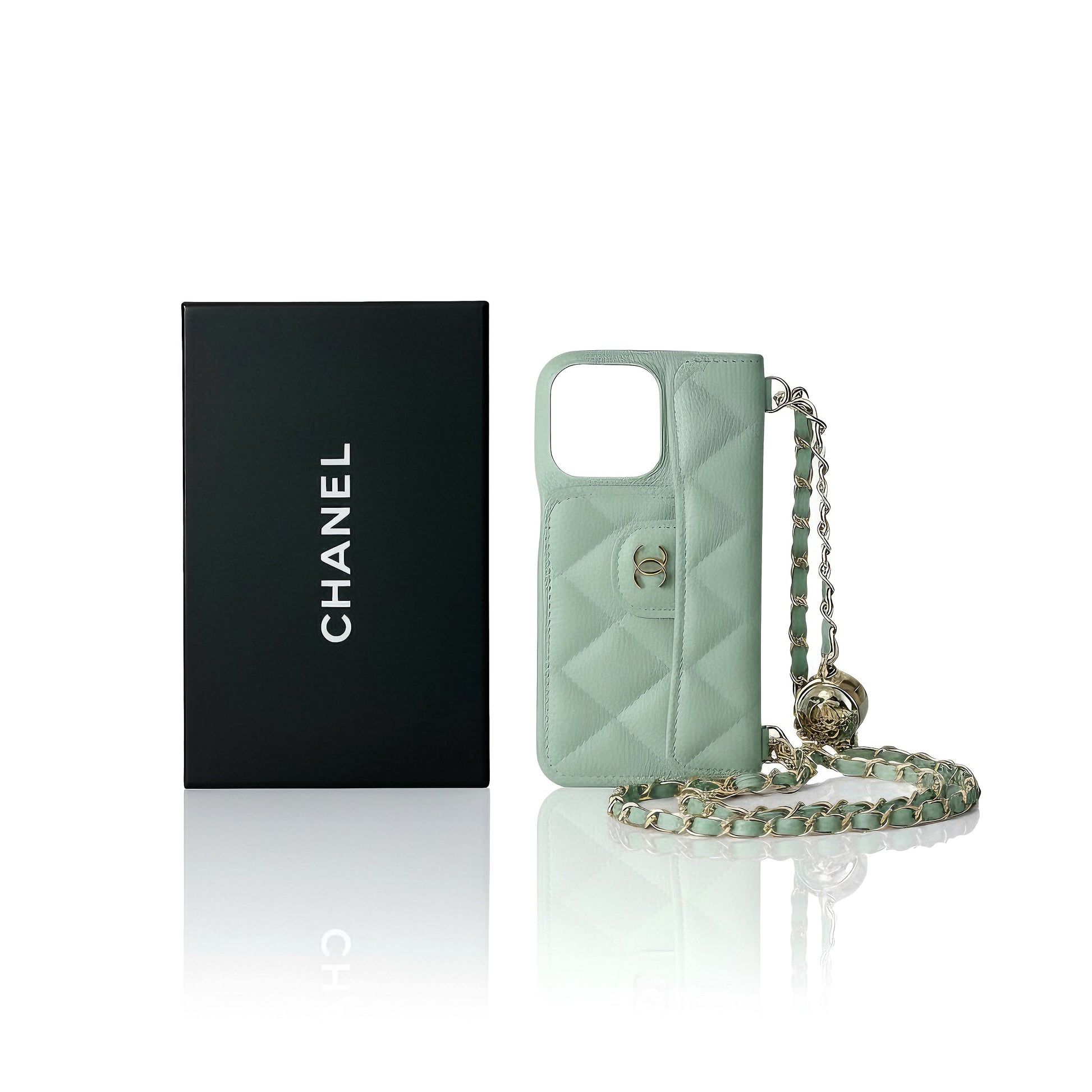 coque vert menthe matelassée en coffret noir avec chaîne dorée amovible
